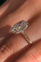 Load image into Gallery viewer, Hidden crown oval ring
